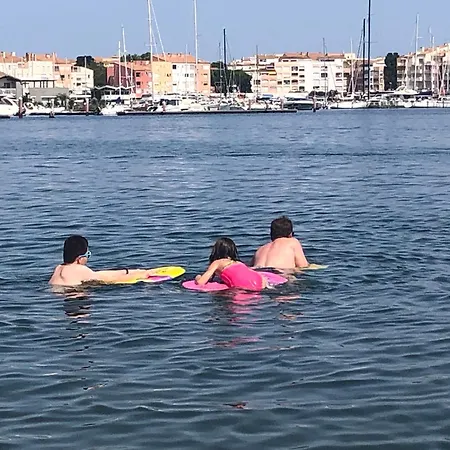 Marina Avec Terrasse Dans Avec Hotel *